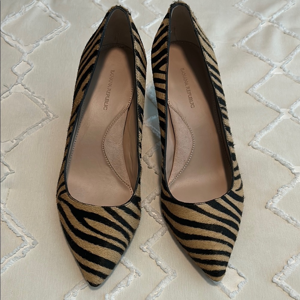 Banana Republic Black and Tan Heeled Shoes